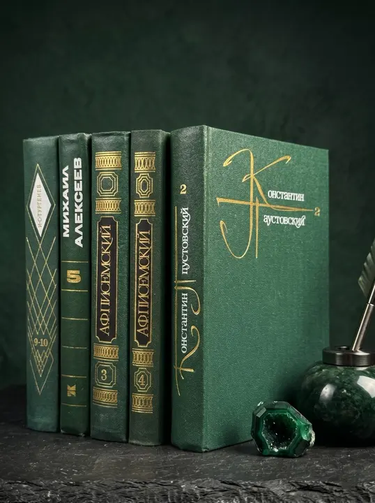Комплект книг в зелёных оттенках